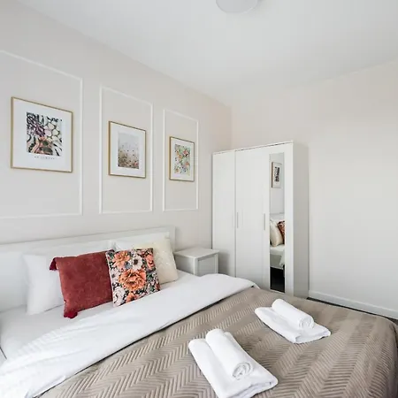 Wola Park Lovely - Near Metro Appartamento