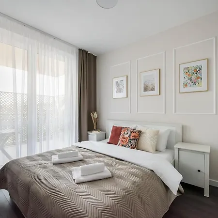 Wola Park Lovely - Near Metro Varsóvia