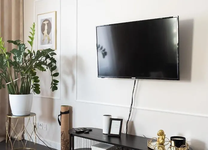 Wola Park Lovely - Near Metro Apartment Warsaw