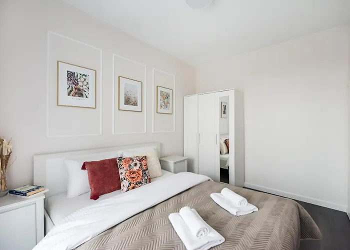 Wola Park Lovely - Near Metro Apartment